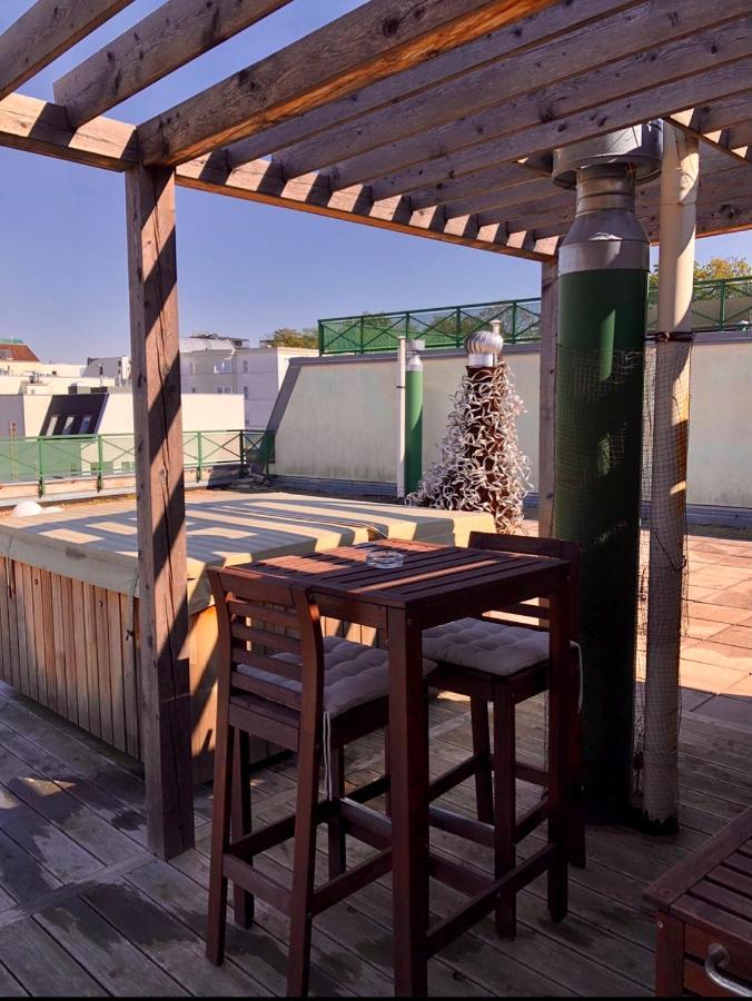 Romantic Studio With Jacuzzi Prága Kültér fotó