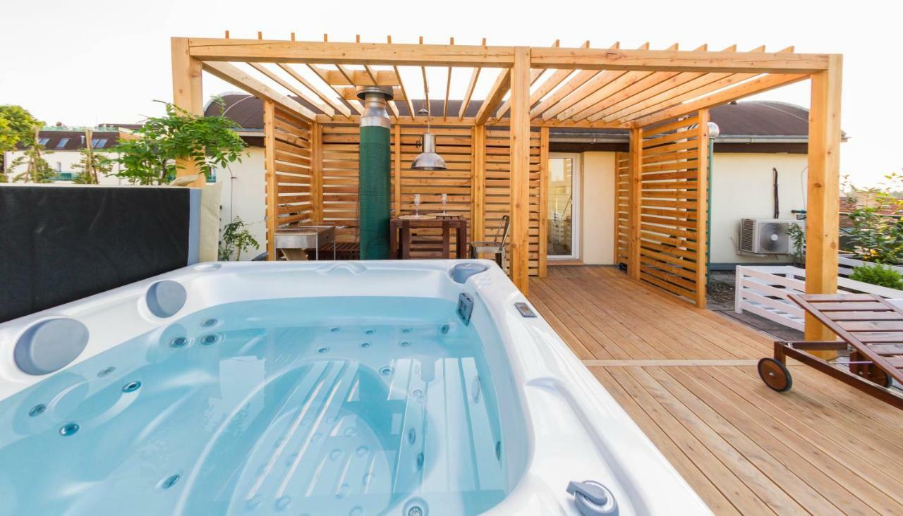 Romantic Studio With Jacuzzi Prága Kültér fotó